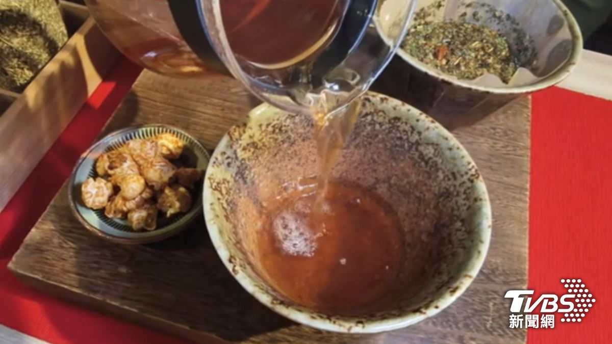 來「老濟安」能點杯茶飲或是青草可樂。(圖/TVBS)