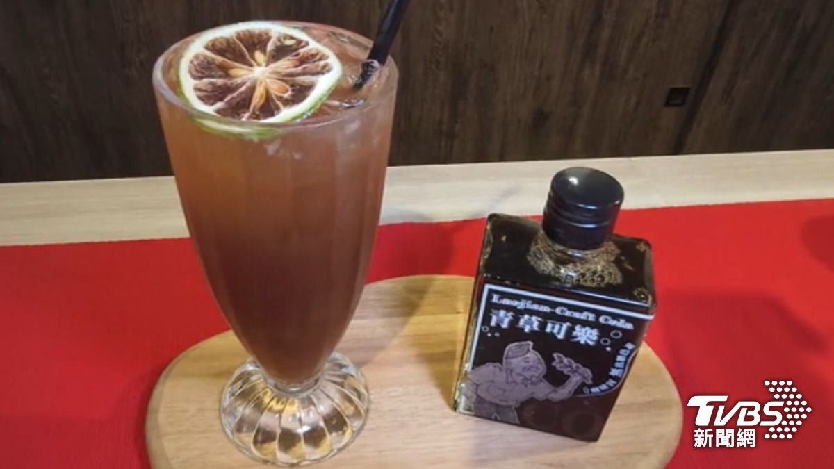 來「老濟安」能點杯茶飲或是青草可樂。(圖/TVBS)