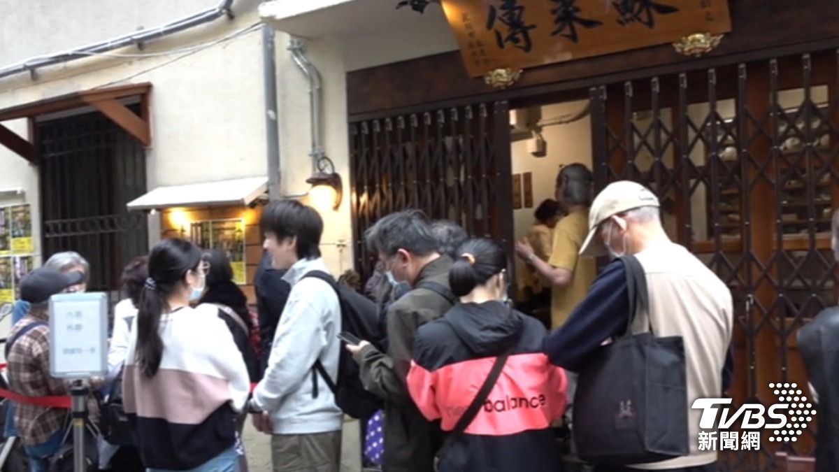 接近中午時段,「蘇來傳」大排長龍。(圖/TVBS)
