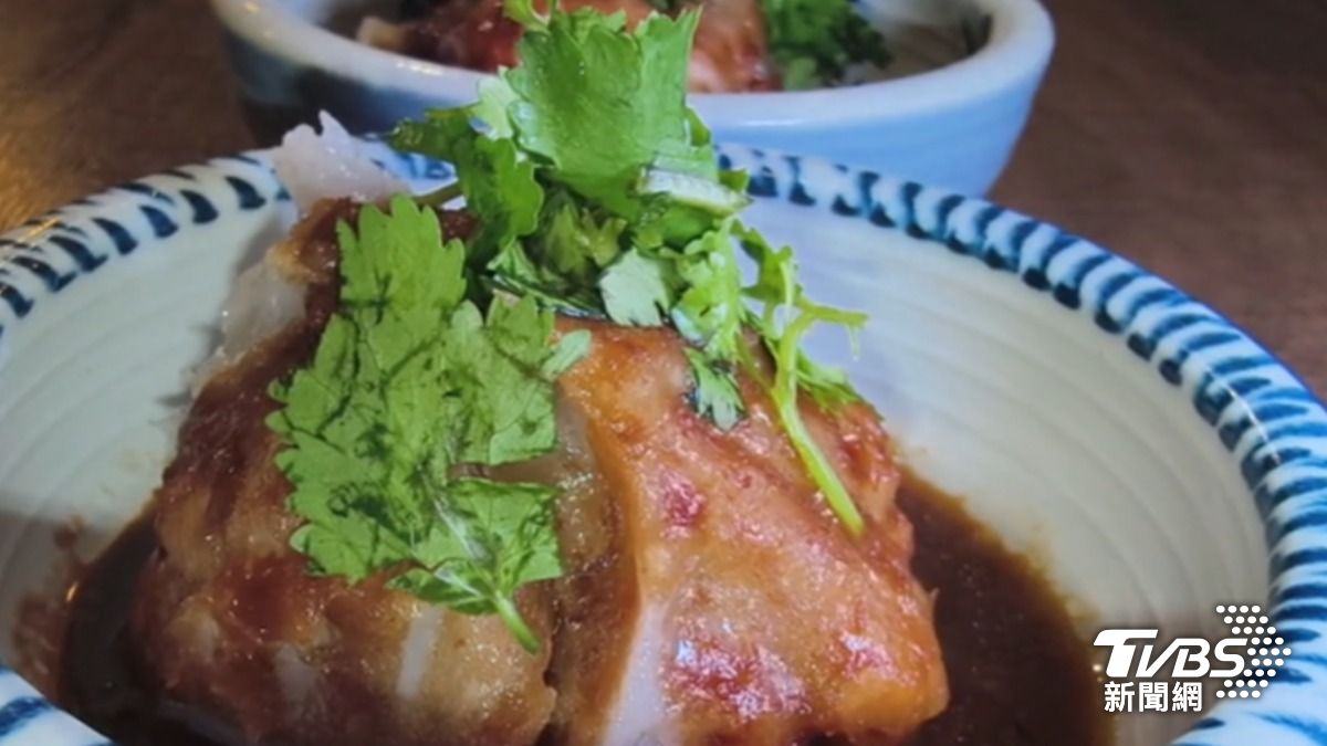 「蘇來傳」的肉圓加點醬料、香菜就夠味。(圖/TVBS)