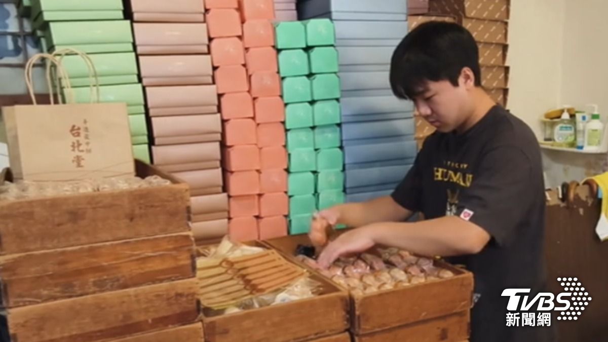 百年老店「台北堂餅行摩那卡餅本舖」第四代業者李家陞。(圖/TVBS)