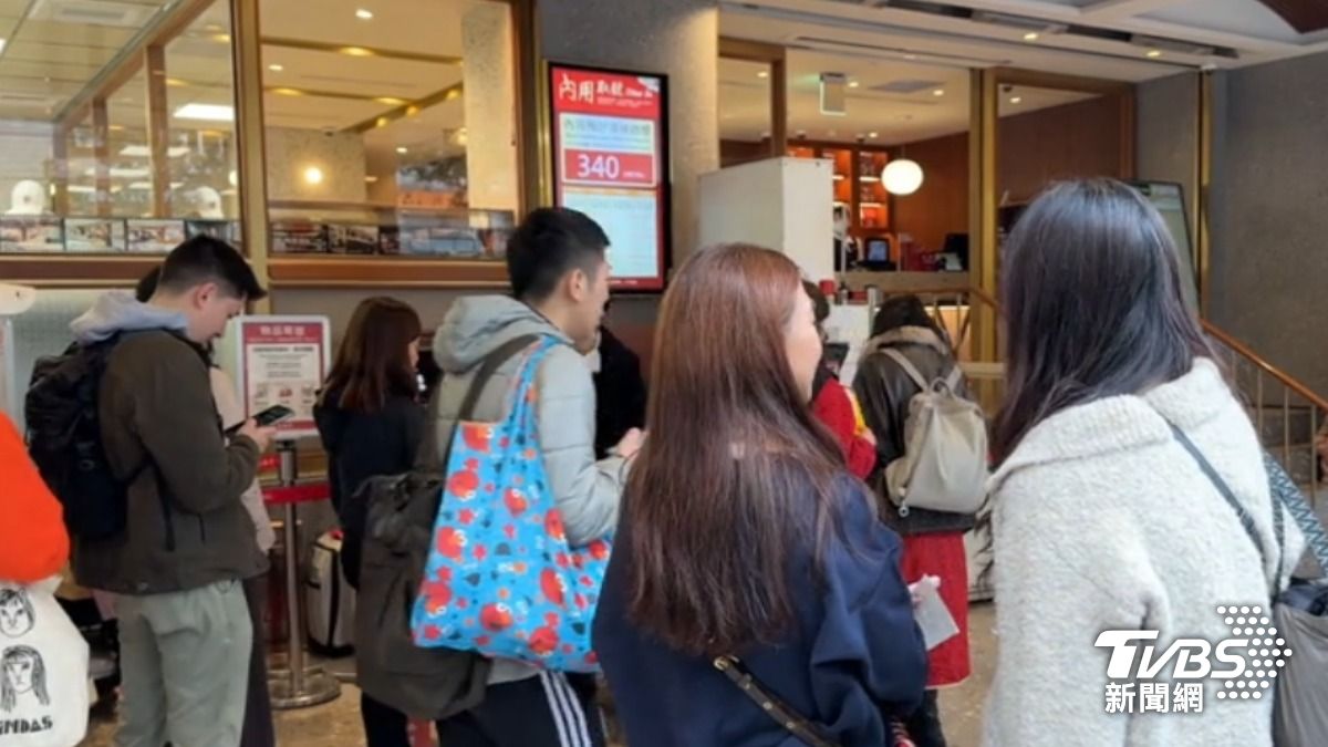 有人去吃知名小籠包連鎖店,發現大排長龍,內用等候時間長達340分鐘。(圖/TVBS)