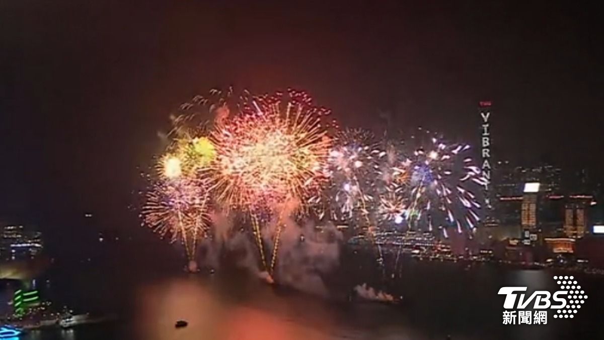 香港賀歲煙火華麗登場。(圖/TVBS)