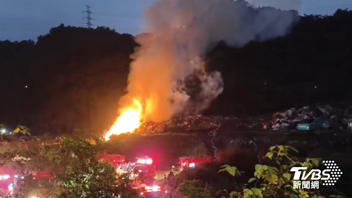 台北市南港區南深路上一處垃圾掩埋場發生大火。(圖/TVBS)