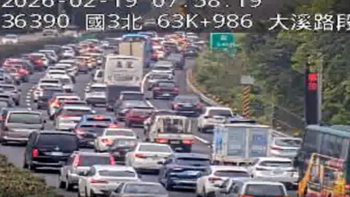 快訊／初三出遊快改道！國3大溪交流道2車追撞　車流塞爆
