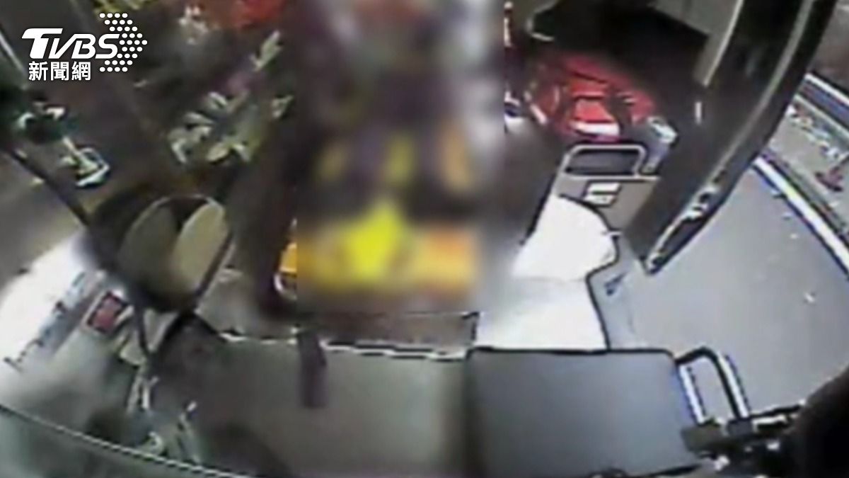 警消將女子送往醫院救治,不過仍於晚間宣告死亡。(圖/TVBS)