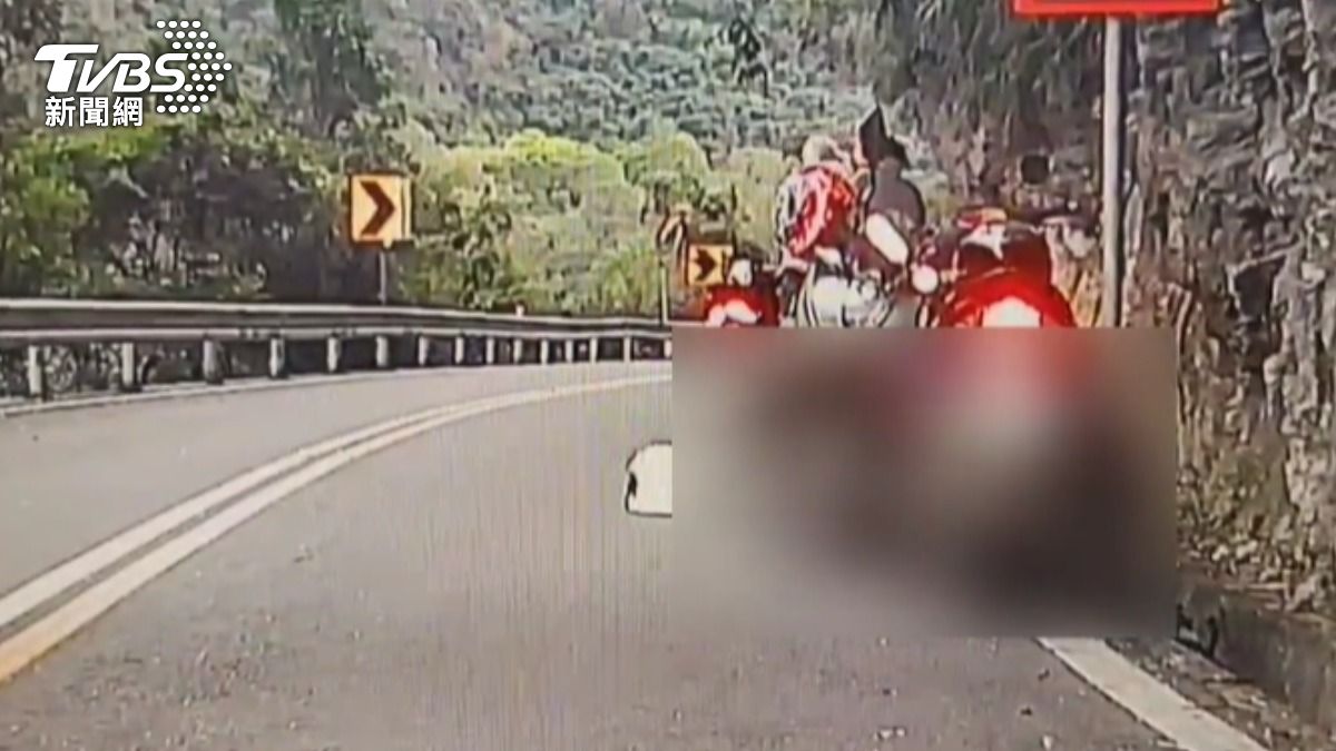 女子騎車自撞摔車,傷勢嚴重。(圖/TVBS)