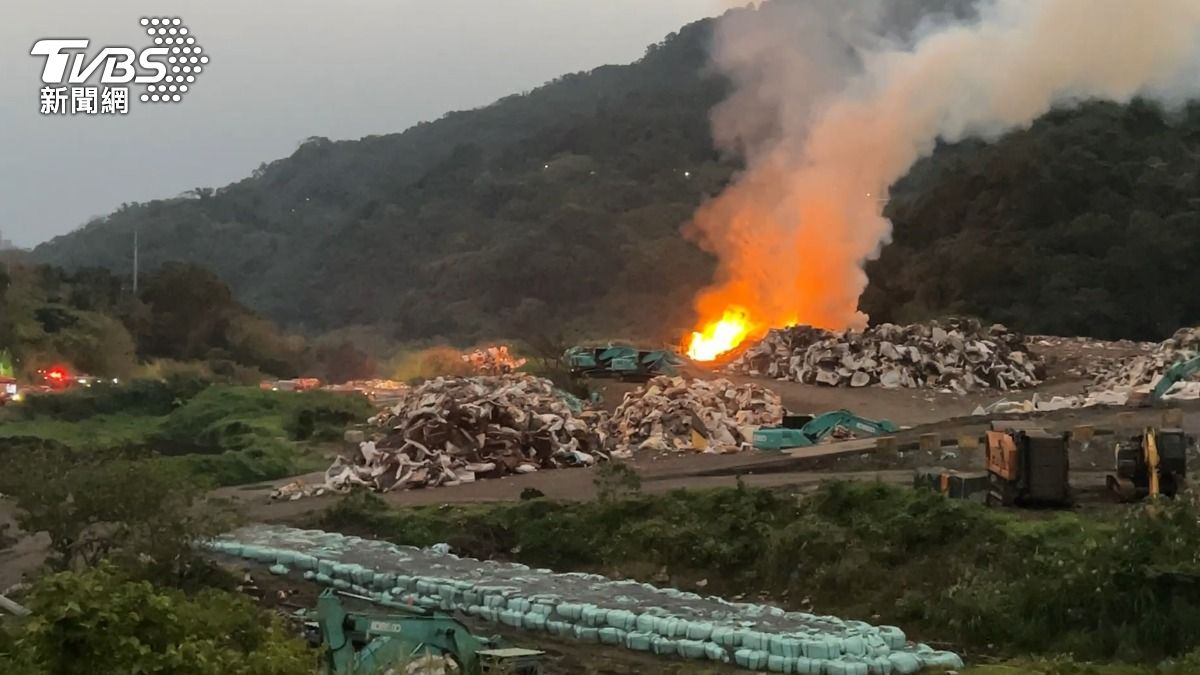 火災現場竄出大量黑煙,影響空氣品質。(圖/TVBS)