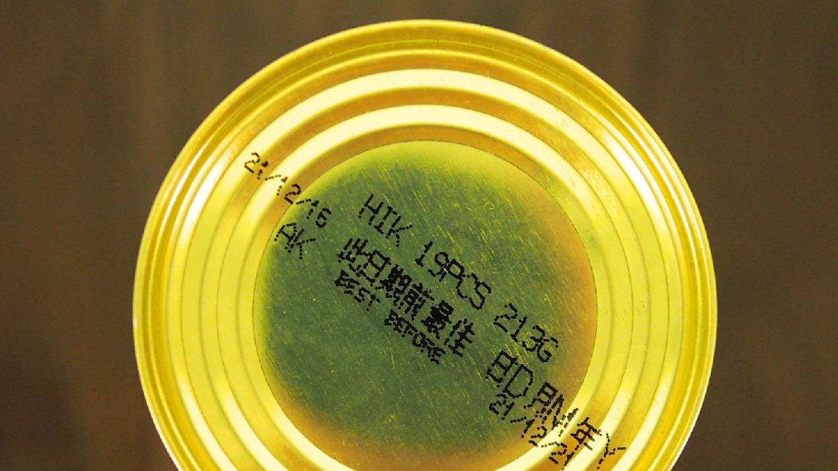 鮑魚罐頭上印有頭數及賞味期限。(圖/香港01提供)