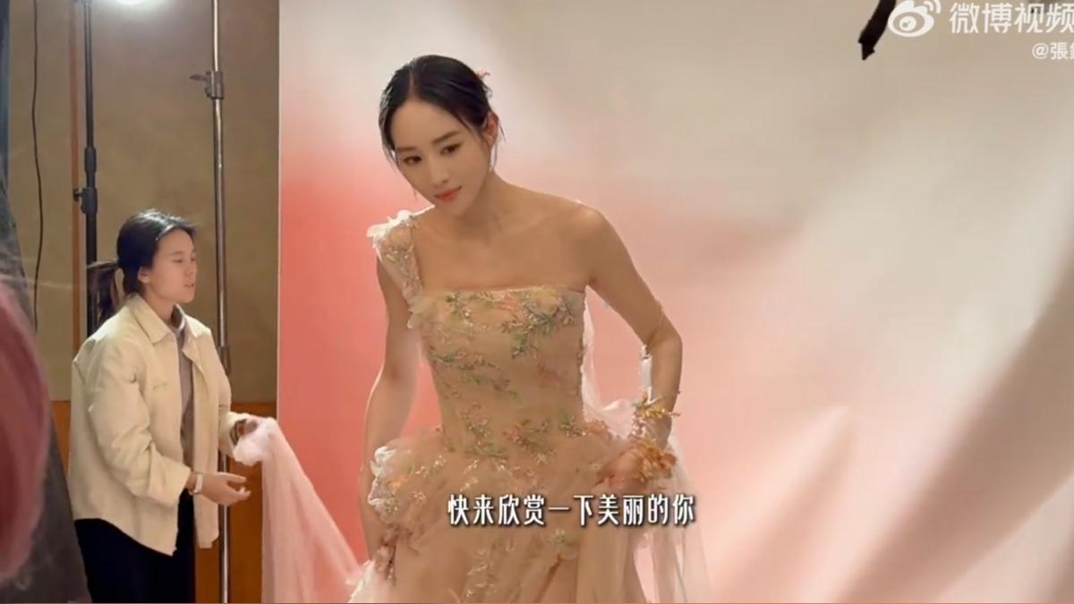 張鈞甯分享的花絮中有她穿著粉嫩色系禮服彩排的畫面。（圖／翻攝自微博）