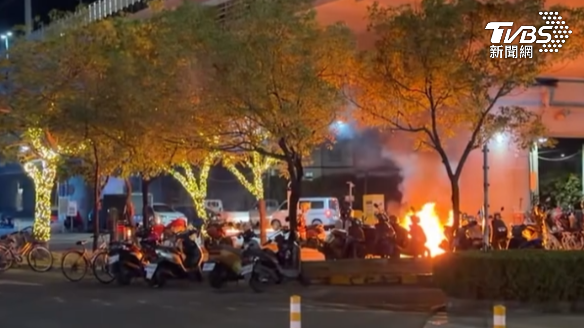 屏東縣林邊發生車站攻擊縱火案,蔡姓男子朝車站旁的停車場,連續丟擲七個汽油彈,瞬間發生爆炸引發大火(圖/翻攝Threads_big_hundred)