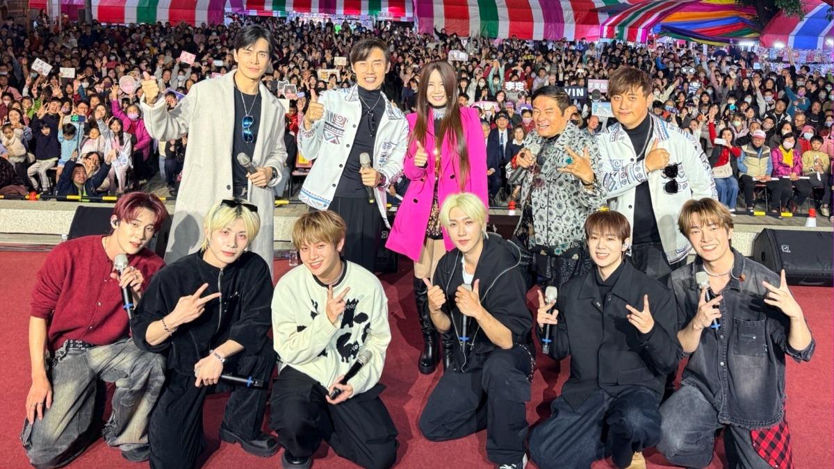 包偉銘、劉依純與許效舜、GINO等人到宮廟演出,過年也馬不停蹄。(圖/翰森娛樂提供)