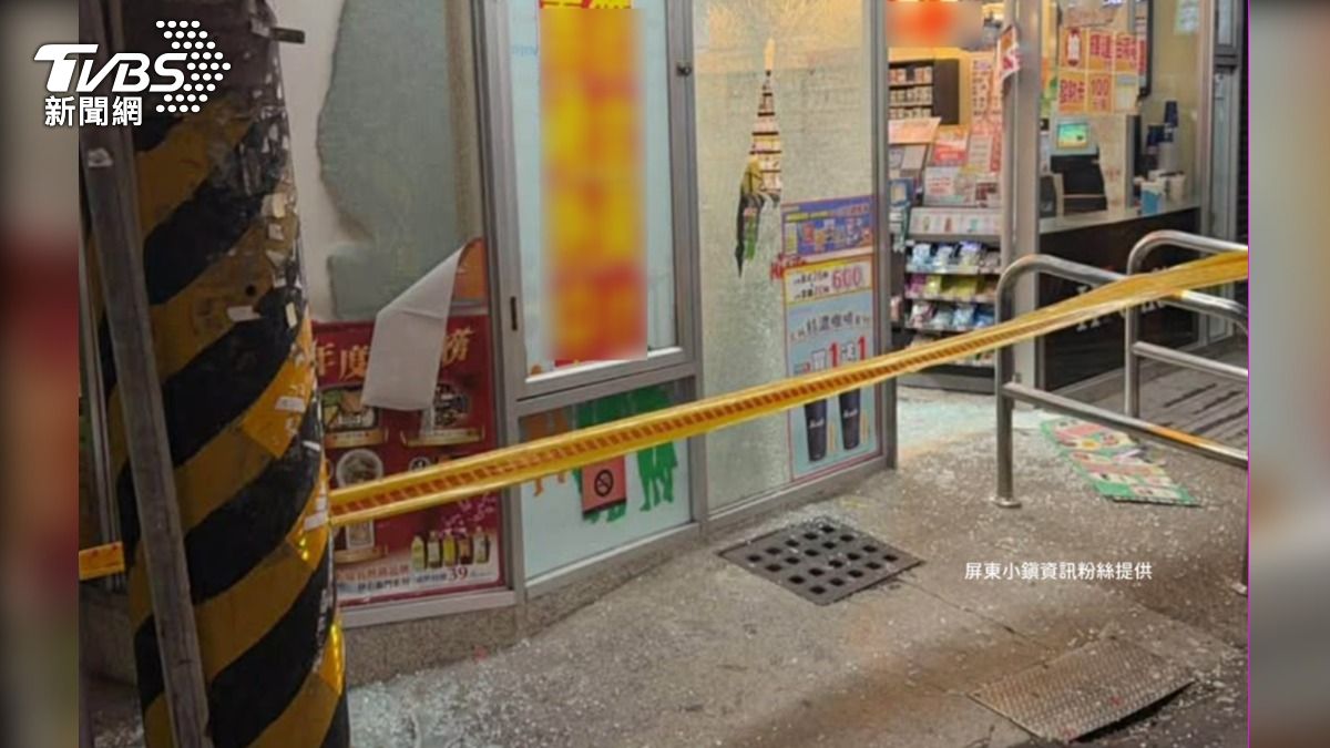嫌犯縱火之後還跑到超商砸店,把玻璃砸碎後,拿著西瓜刀搶劫店員,得手7千多元(圖/翻攝臉書@屏東小鎮資訊)
