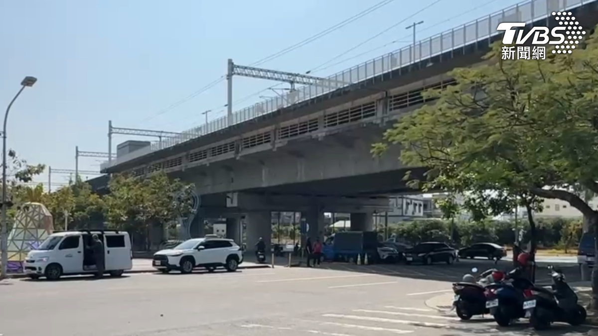 被縱火的幾部車都停在台鐵高架鐵路下方,正上方就是電氣化的系統,還好民眾連忙滅火,就怕鐵軌被波及(圖/TVBS)