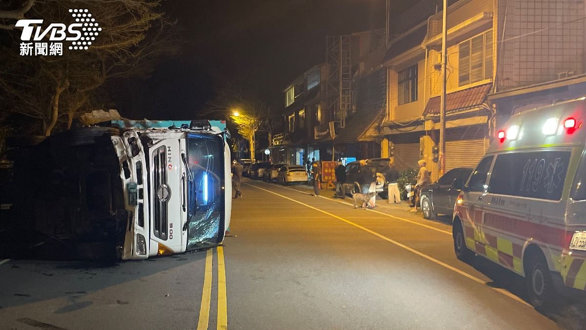 台東東河鄉今天凌晨一輛物流車撞擊路旁車輛後側翻路中央,駕駛一度受困車內。(圖/TVBS)