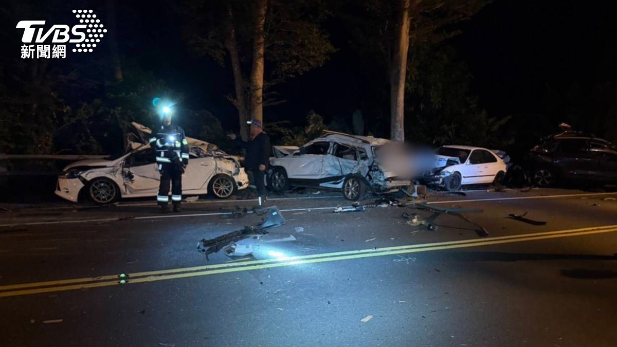 台東縣東河鄉街道上停放的七輛轎車慘遭大貨車失控撞擊,多輛車體嚴重凹陷變形。(圖/TVBS)