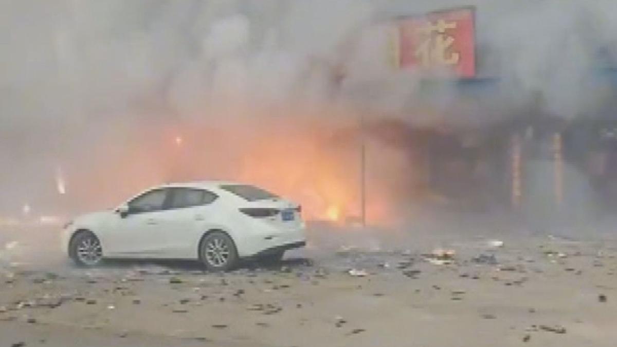 大陸湖北省襄陽宜城市一家煙火商店，18日下午發了火災爆炸，已確認有12人不幸罹難。（圖／微博）