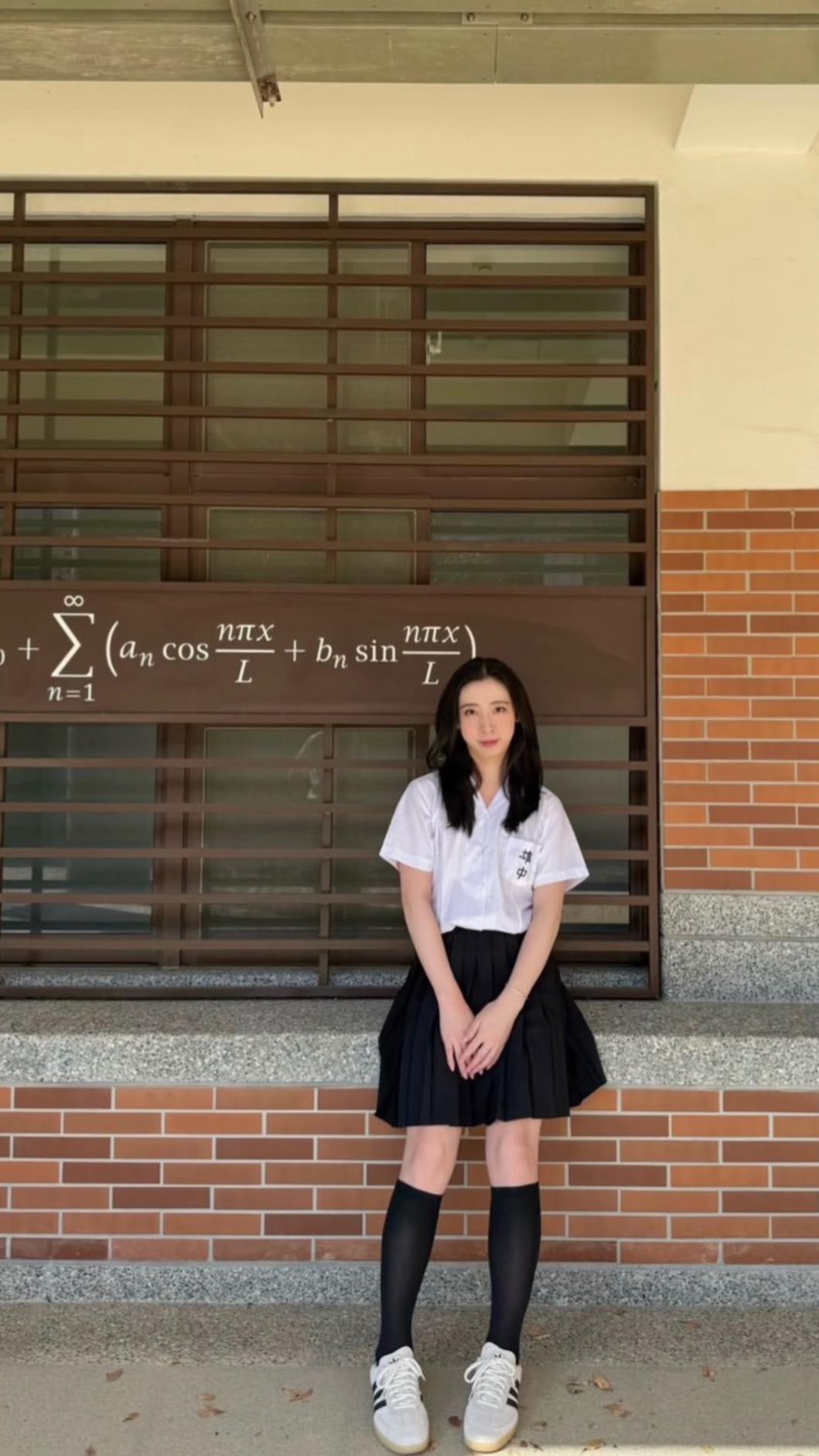 Fumi阿姨穿制服回母校。(圖/翻攝Fumi阿姨IG)