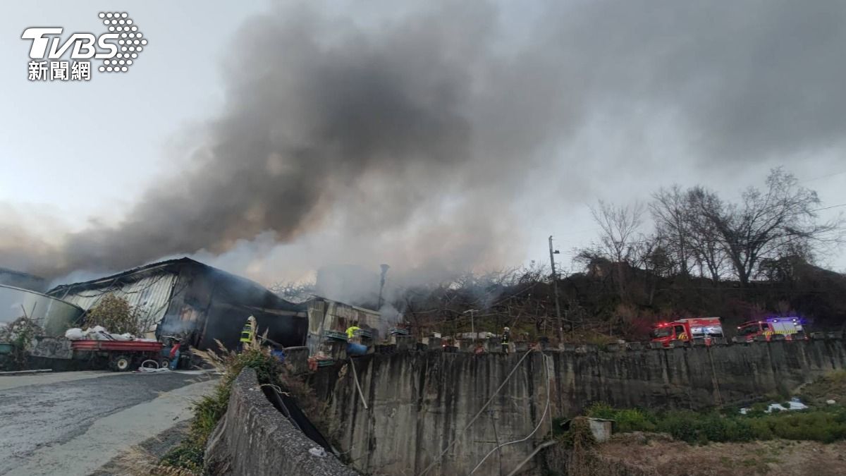 郭姓夫妻買的機車、越野車、機具等生財工具全被燒光，財損超過600萬元以上。（圖／TVBS）