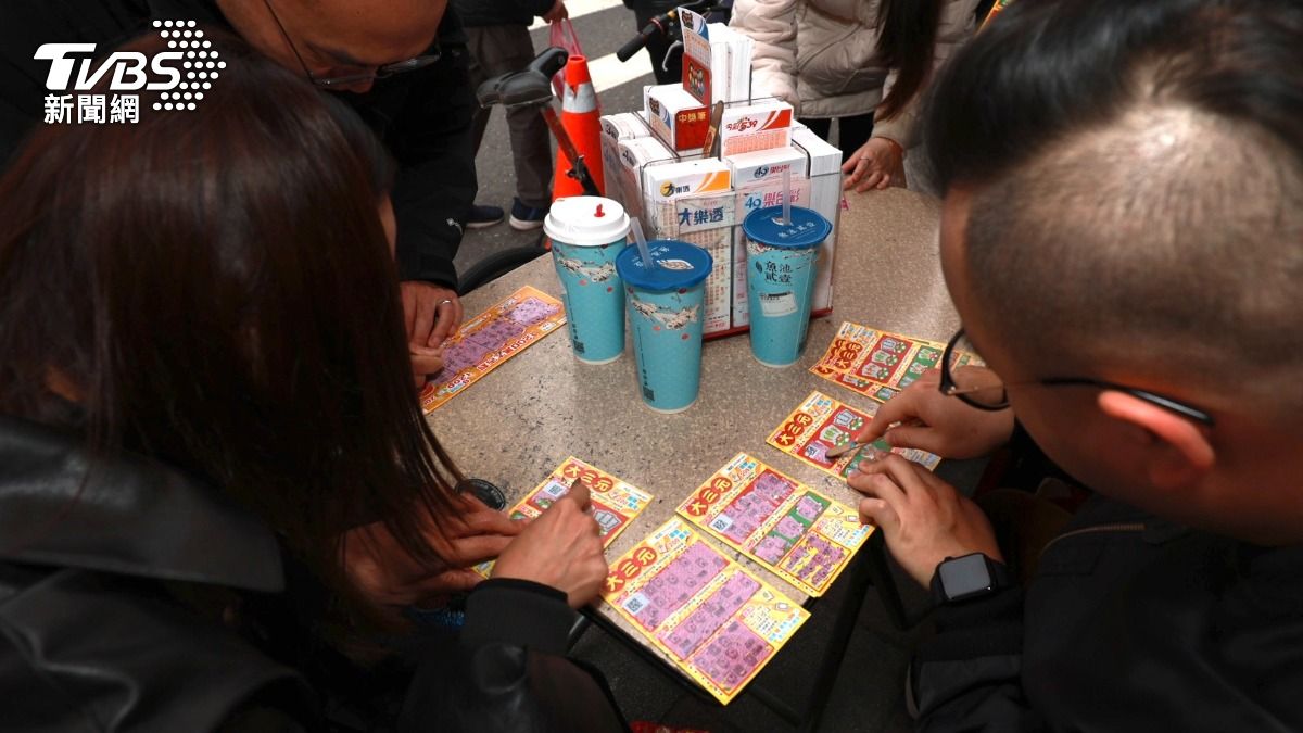 刮刮樂這樣挑!他「連中19張」贏上百萬 錢拿到手軟