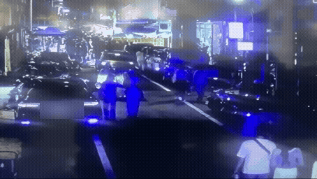 車輛在擁擠人群中滯留近2小時。(圖/TVBS)