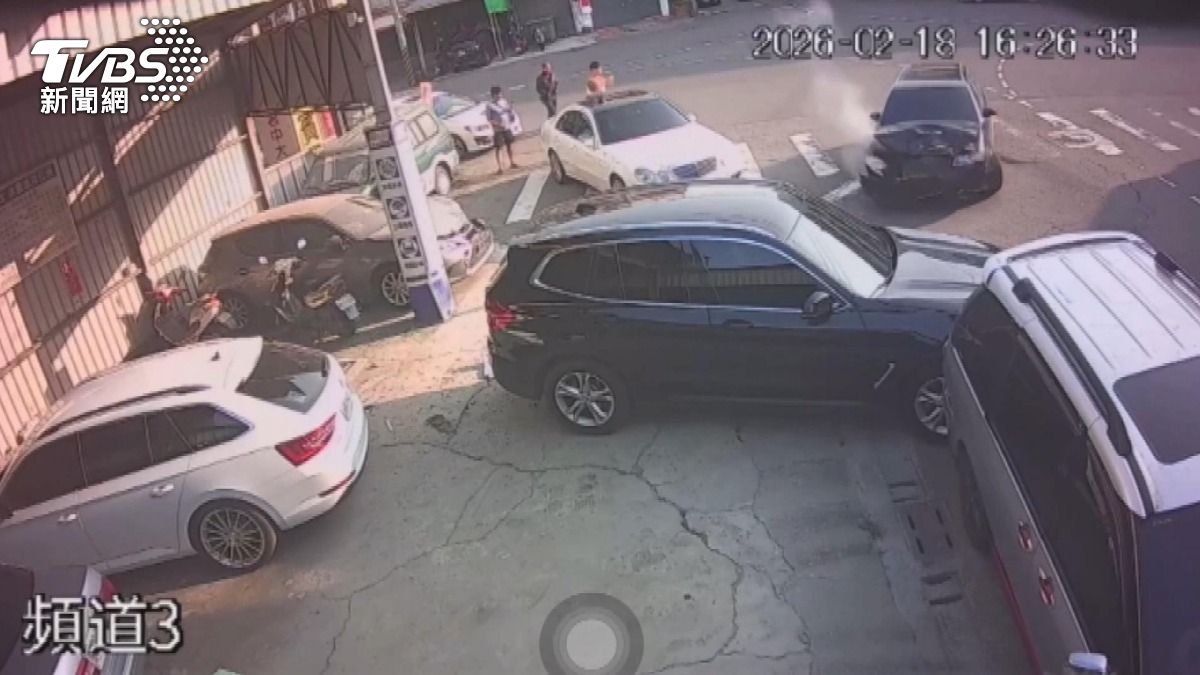 毒駕連撞肇逃! 德國車路口集合 奧迪攔腰撞BMW 險波及賓士。(圖／TVBS)