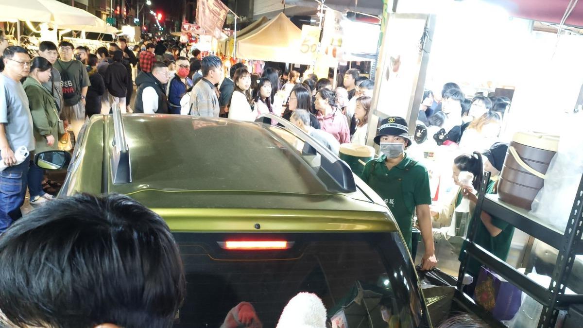 車輛在擁擠人群中滯留近2小時。（圖／翻攝高雄揪出遊臉書）