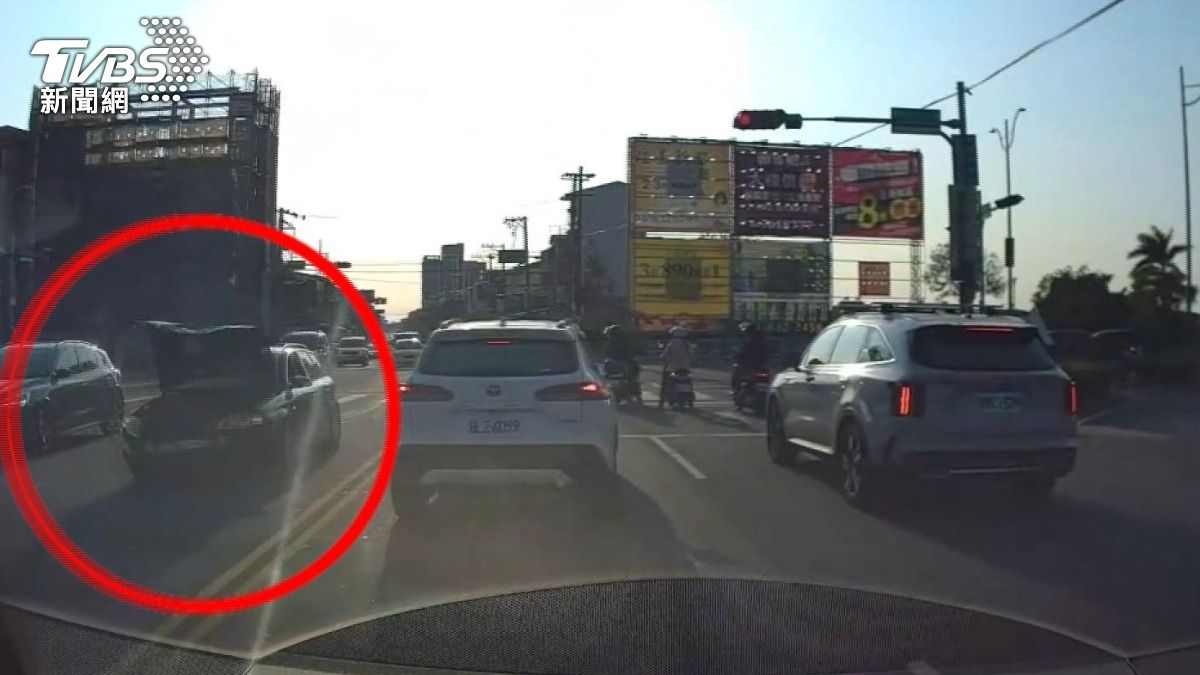 毒駕男橫跨3區連撞肇逃！引擎蓋掀起盲開撞進派出所車冒煙停
