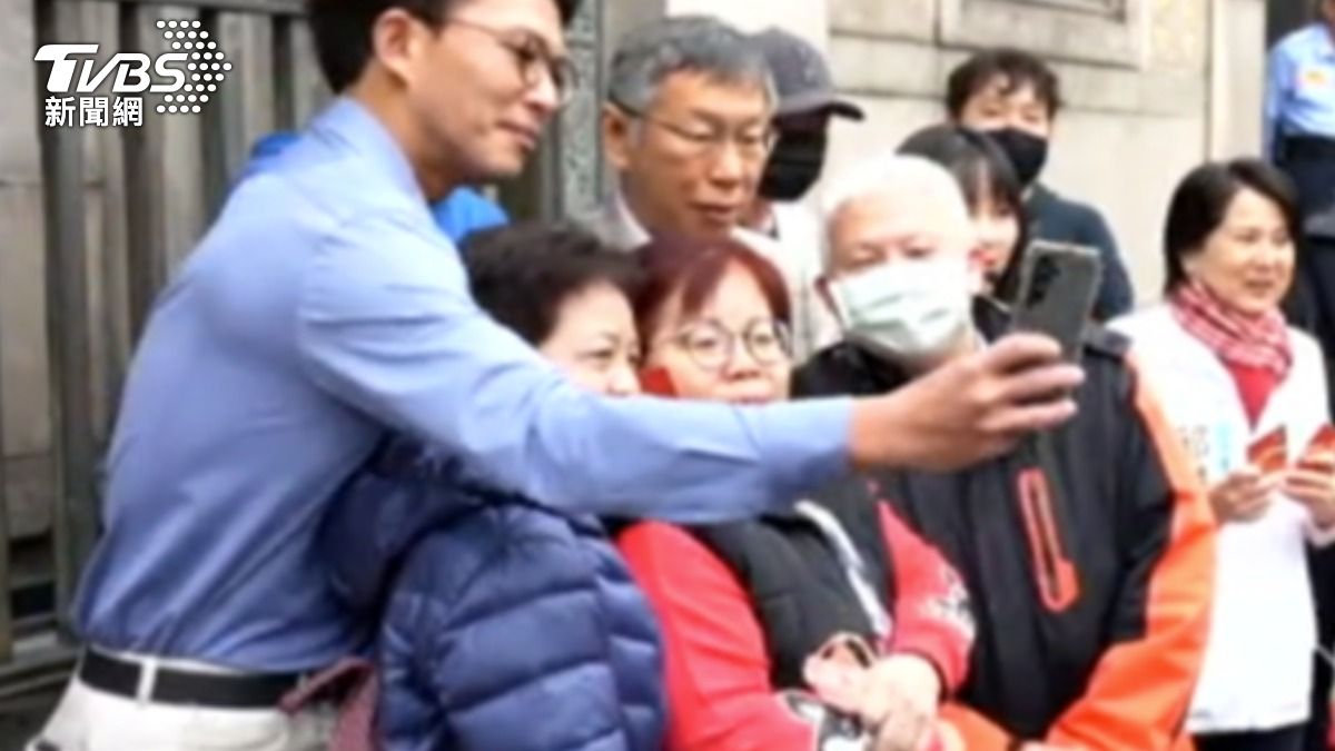黃國昌.柯文哲初三走春龍山寺(圖/TVBS)