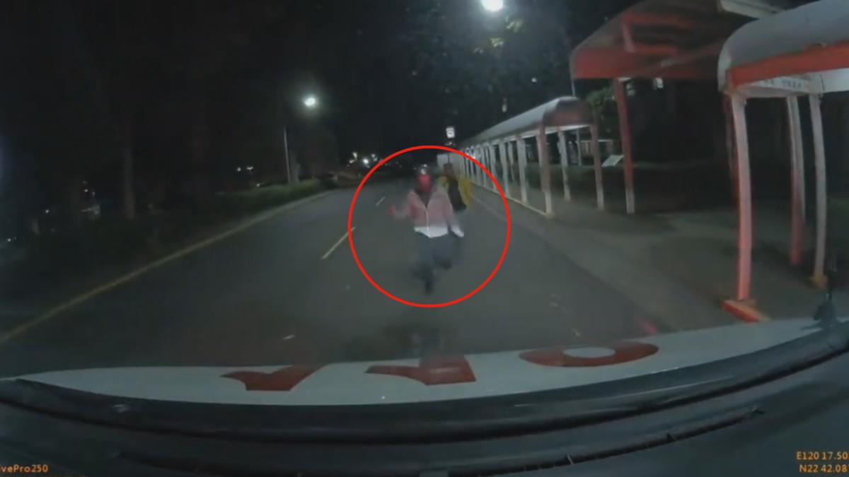 一對男女迎面而來，消防人員趕緊踩煞車減速，但穿灰色外套的男子，鐵了心一樣狂衝，趴在救護車上（圖／翻攝爆料公社）