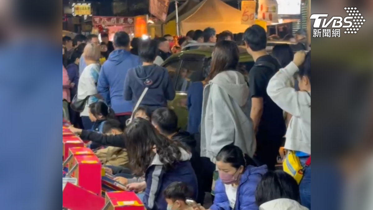 闖入新樂街夜市的車,民眾目光都轉到它,駕駛先龜速前進還不斷煞停,駕駛是在地人,就住在市集附近,為了回家才不得已開進去(圖/鹽埕講古提供)