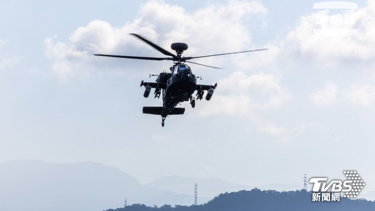 阿帕契攻擊直升機實施駐地訓練。（圖／軍聞社）
