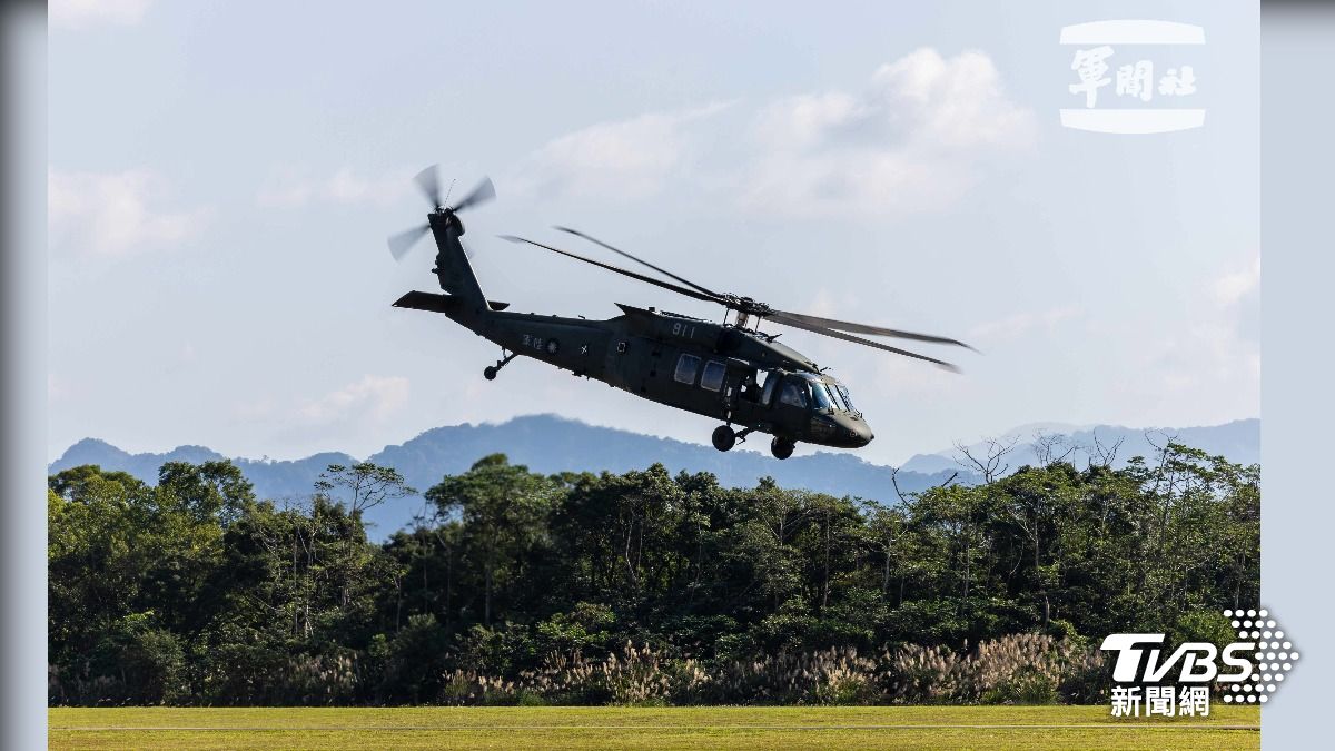 黑鷹直升機實施駐地訓練。（圖／軍聞社）