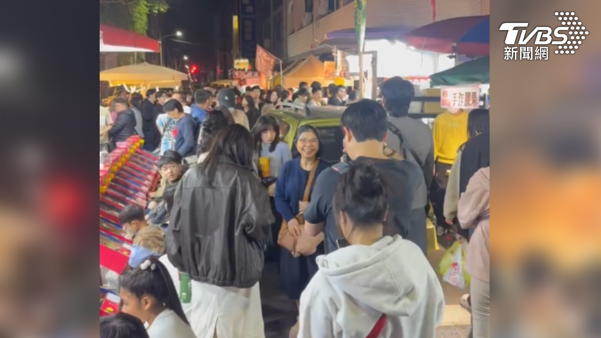 新樂街夜市每天都湧入大批人潮,轎車進入夜市,荒謬一幕也讓逛市集的民眾笑翻了,甚至還有遊客跟汽車合照(圖/鹽埕講古提供)