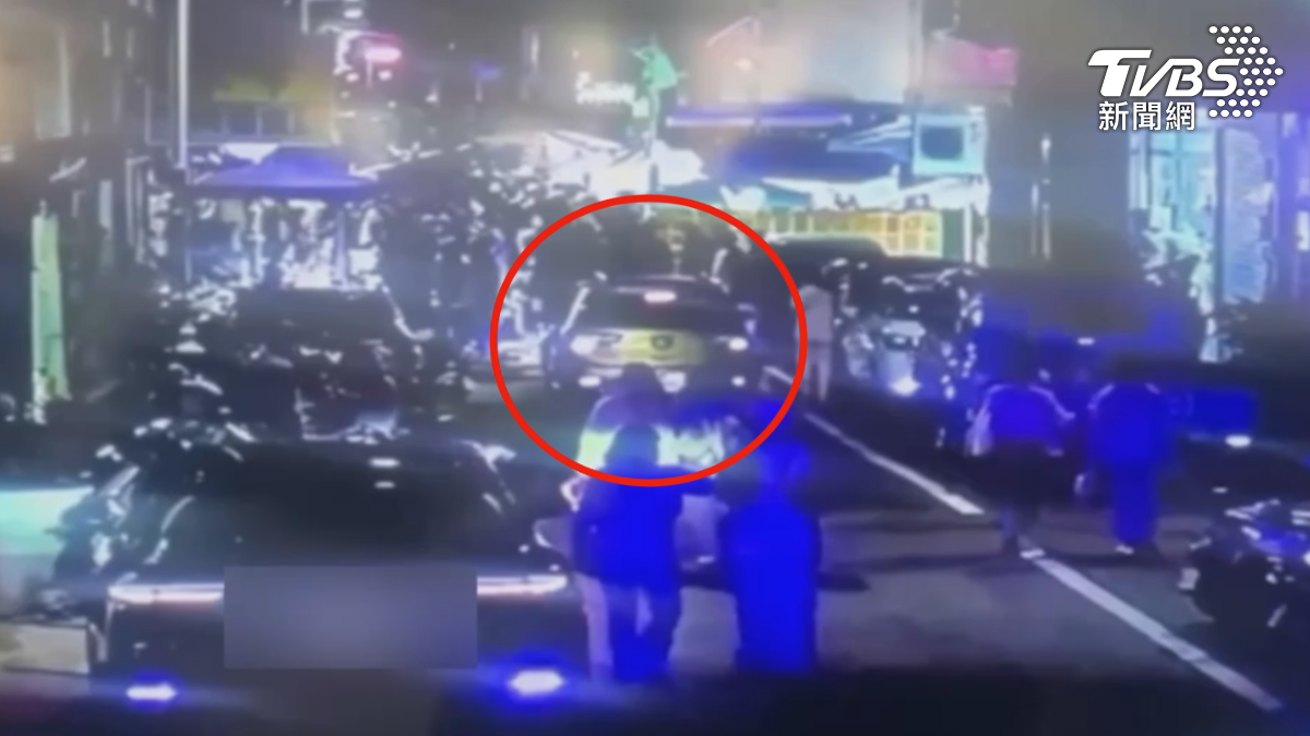新樂街夜市禁止汽機車通行,不過在地居民就不再此限,在地人回家不到十公尺的路口受困至少5分鐘到10分鐘(圖/TVBS)