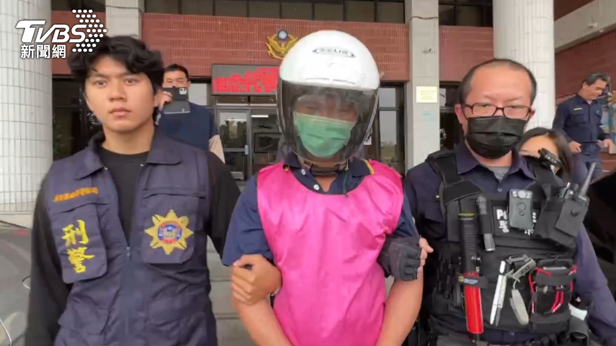 縱火嫌犯落網後17小時,被警方移送地檢偵辦,相比落網時囂張態度,相差甚遠。(圖/TVBS)