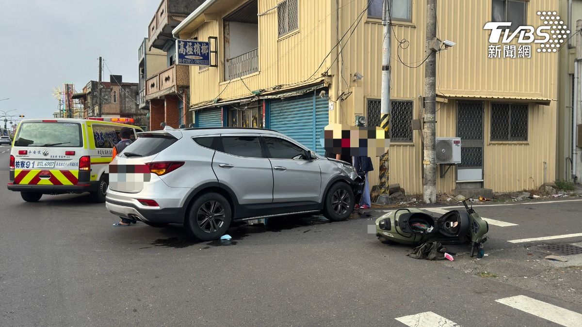 屏鵝公路實施交通管制,當時是閃黃燈,轎車為了左轉進巷弄,沒注意對向直駛而來的機車,雙載機車都被撞倒(圖/TVBS)