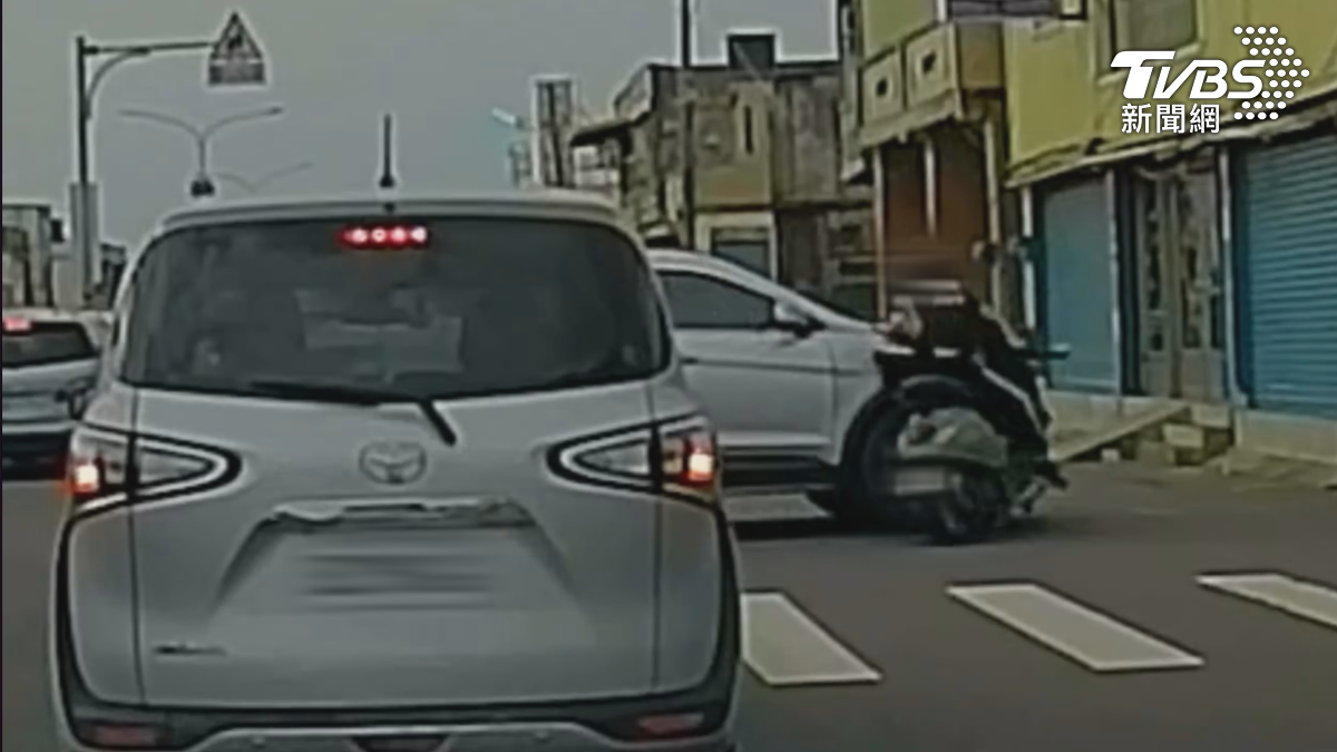屏鵝公路實施車流控燈管制,主幹道是閃黃燈,小巷弄是閃紅燈,結果雙方都因為車流量太大 視線死角,沒注意到彼此(圖/翻攝Threads_skyler_chen0225)