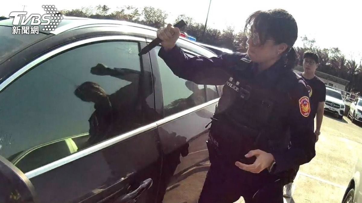 未滿1歲男嬰反鎖悶熱車內,警方到場破窗救人。(圖/TVBS)