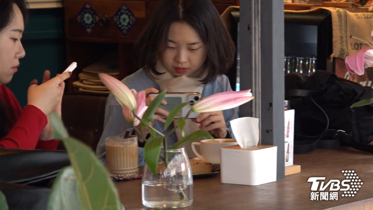 過年咖啡廳夯。(圖/TVBS)