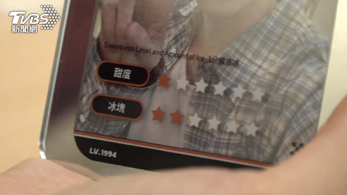 手搖飲料店加購爆紅卡套。(圖/TVBS)