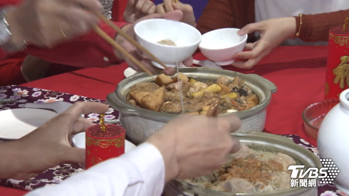 年菜覆熱有撇步。（圖／TVBS）