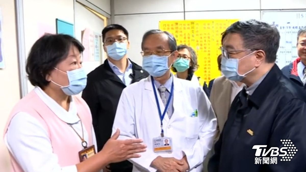卓榮踏慰勉醫護（圖／TVBS資料畫面）