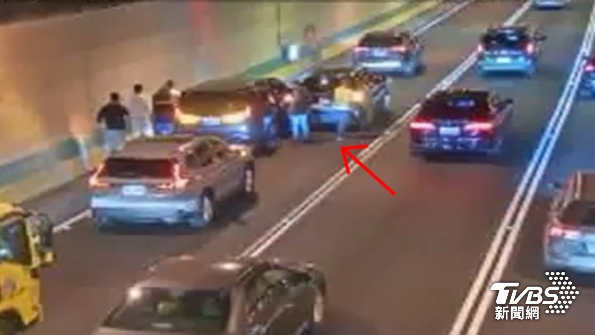 木柵隧道四車追撞,駕駛緊貼牆報警。(圖/TVBS)