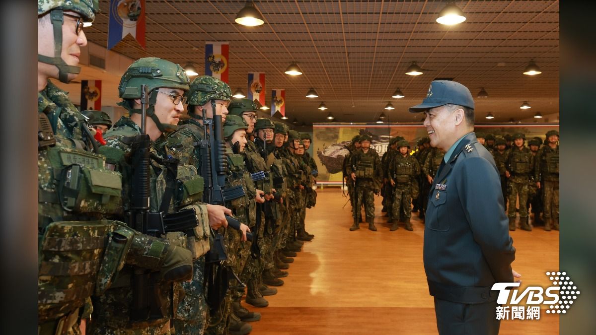 呂坤修上將與官兵寒暄致意,祝福新春佳節愉快。(圖/陸軍提供)
