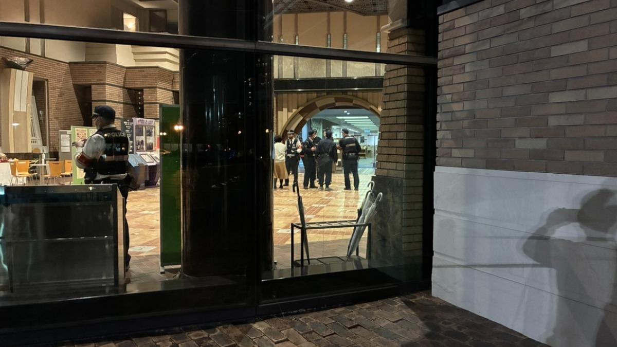 日本福岡縣圖書館發生隨機砍人事件，共有2男1女受傷。（圖／翻攝自《福岡TNCニュース》）