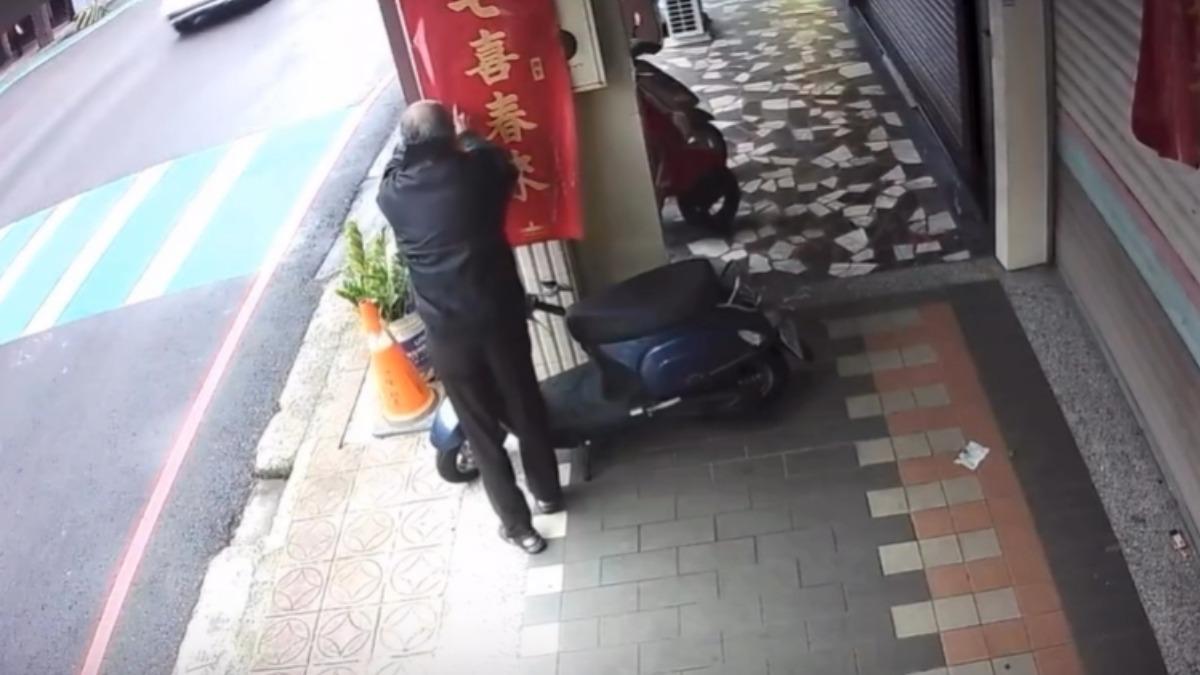男子破壞春聯行徑全被拍。(圖/桃園市議員黃瓊慧threads)