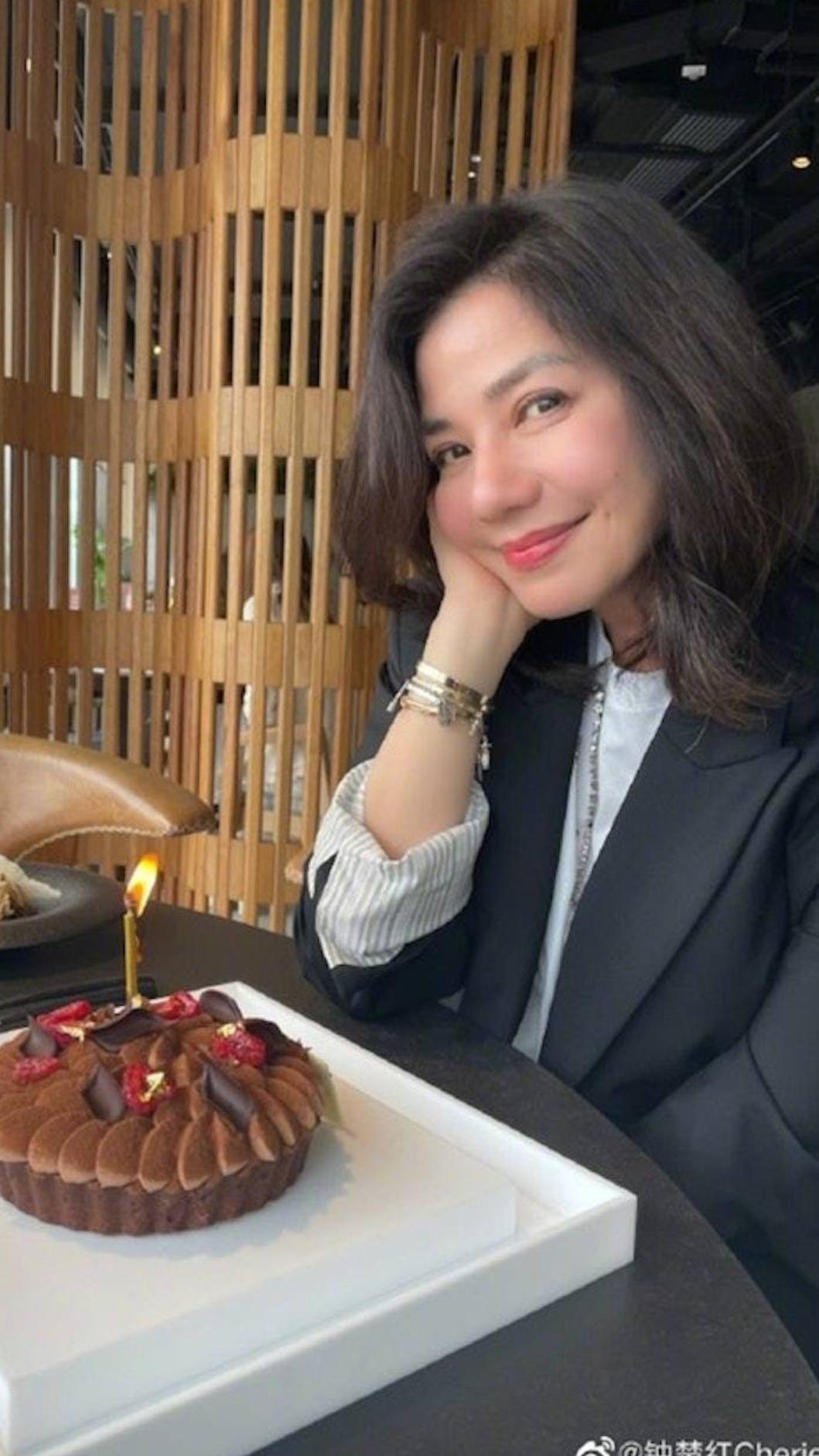 日前(16日)剛迎來66歲生日的鍾楚紅,曾是80年代最炙手可熱的女星之一。(圖/翻攝自微博)