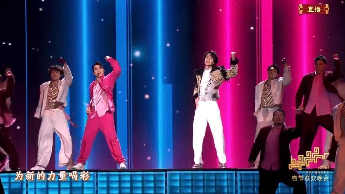 身穿粉紅色系服裝的郭富城演唱經典歌曲《動起來》，並大秀唱跳實力。（圖／翻攝自小紅書）