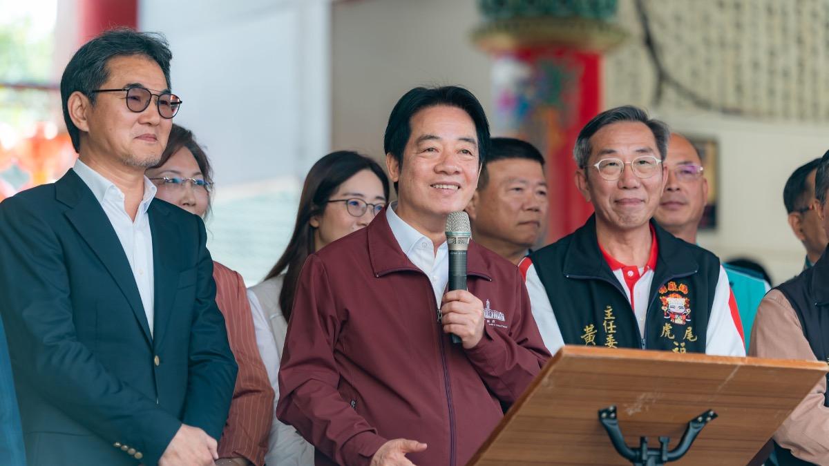 春節下鄉發福袋!遇軍眷媽媽舉牌挺台灣軍購 賴清德回應了